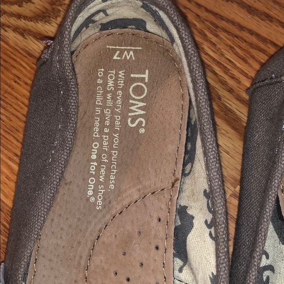 TOMS - Picture 2 of 5